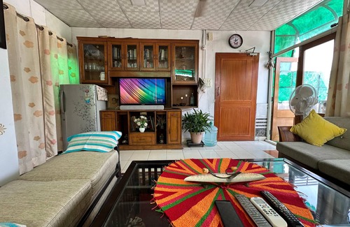 New Delhi Apartamento | Breezy Rooftop Retreat , Centrally located !