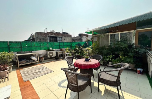 New Delhi Apartamento | Breezy Rooftop Retreat , Centrally located !