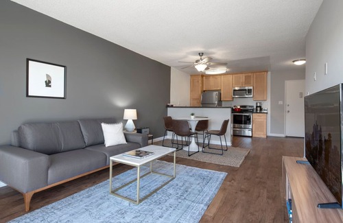 Ocean Park Apartamento | Breezy Santa Monica 1BR w/ Pool, Spa, BBQs, walk to beach, by Blueground