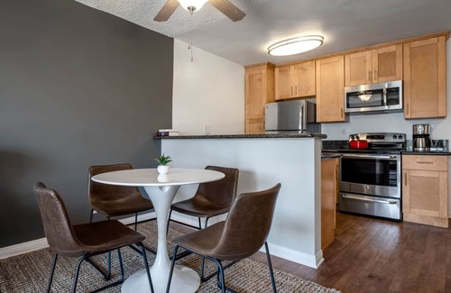 Ocean Park Apartamento | Breezy Santa Monica 1BR w/ Pool, Spa, BBQs, walk to beach, by Blueground