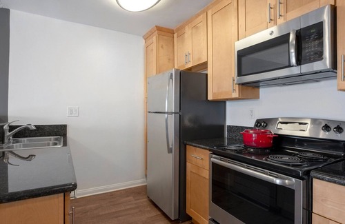 Ocean Park Apartamento | Breezy Santa Monica 1BR w/ Pool, Spa, BBQs, walk to beach, by Blueground