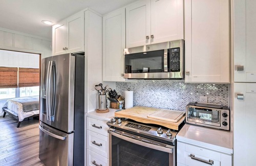 Surfside Beach Cabaña | Breezy Surfside Beach Home w/ Deck: Walk to Beach