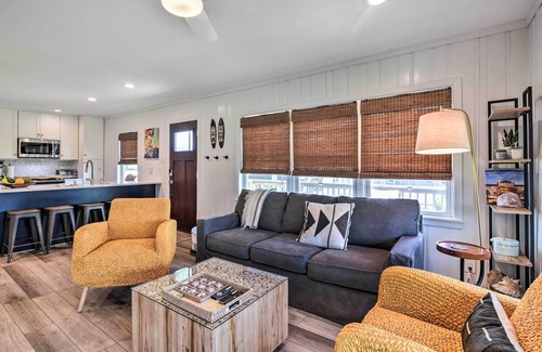 Surfside Beach Cabaña | Breezy Surfside Beach Home w/ Deck: Walk to Beach