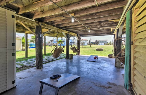 Surfside Beach Cabaña | Breezy Surfside Beach Home w/ Deck: Walk to Beach