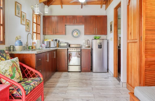 Ojochal Apartamento | Breezy tropical casita on gated estate with lanai & AC - seasonal stays welcome