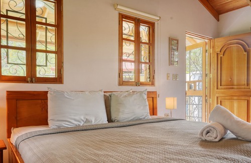 Ojochal Apartamento | Breezy tropical casita on gated estate with lanai & AC - seasonal stays welcome