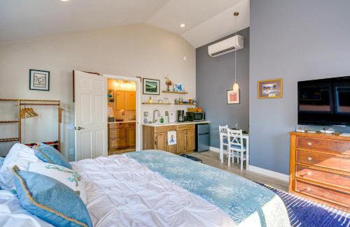 West Hills Apartamento | Bremerton Studio with Bay View Beach Access!
