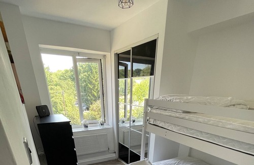 Brentwood Apartamento | Brentwood Luxury Serviced Accommodation , Monochrome 16