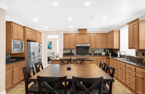 Brentwood Casa | Brentwood Posh 5-Bedroom w/steam shower near hwy