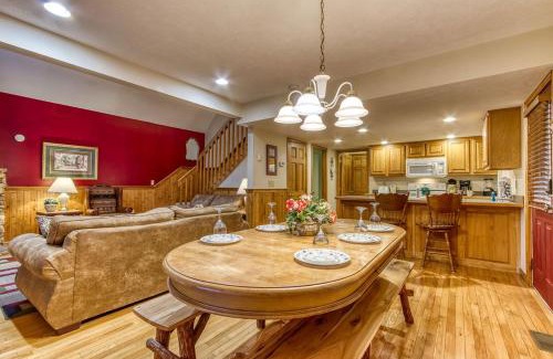 Pigeon Forge Casa | Brentwood, Resort Pool, FREE Attraction tickets, Near Parkway, Hot Tub, Arcade Game, WIFI!