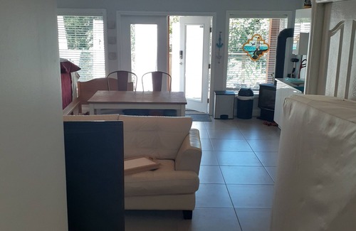 Brentwood Bay Casa | Brentwood's L'il Lodge, by Butterfly& Butchart Gardens,n4-6 gue