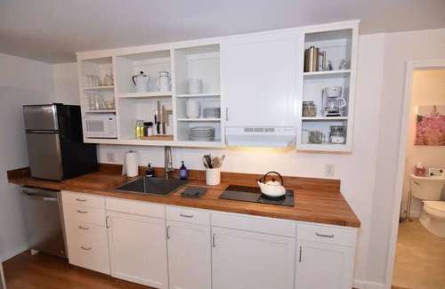 Oakridge Apartamento | BrewPub Bungalow #2: Clean, Comfortable, Spacious