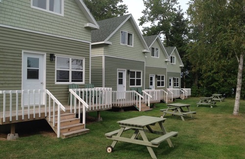 Alberton Hotel | Briarwood Coastal Cottages & Lodge