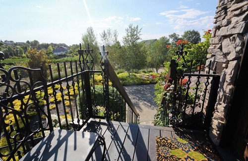 Templeton Casa | Briarwood Cottage & Apartment is a charming English-inspired storybook cottage!