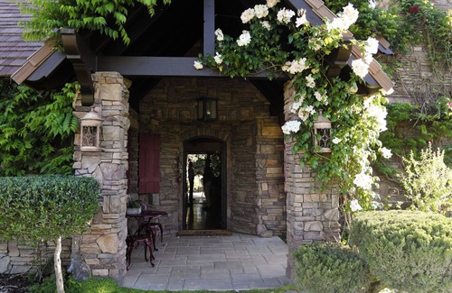 Templeton Casa | Briarwood Cottage is a four-bedroom, idyllic getaway on the ONX Estate Vineyard!
