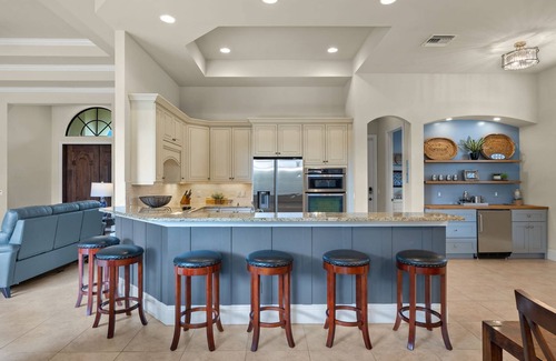 Central Naples Casa | Briarwood: Home w/two primary suites-saltwater pool/spa & outdoor kitchen & entertaining area w/TV