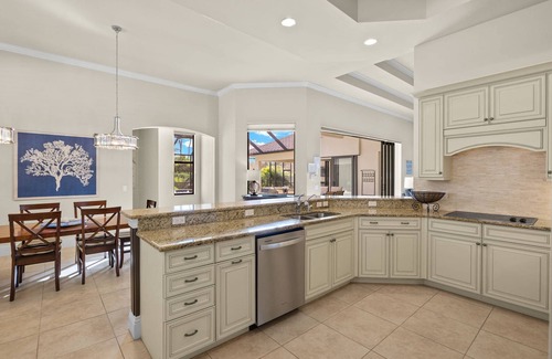 Central Naples Casa | Briarwood: Home w/two primary suites-saltwater pool/spa & outdoor kitchen & entertaining area w/TV