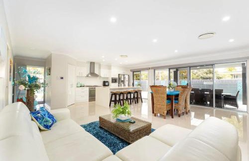 Bongaree Casa | Bribie Breeze Family Retreat with Pool & BBQ