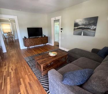 Northeast Reno Apartamento | Brick Bungalow 1 block to I80 charmingly renovated