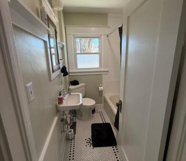 Northeast Reno Apartamento | Brick Bungalow 1 block to I80 charmingly renovated