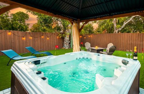 Central Naples Casa | Brick Enclave with Mini Golf & SPA, 5mins to beach