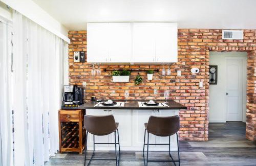 Central Naples Casa | Brick Enclave with Mini Golf & SPA, 5mins to beach
