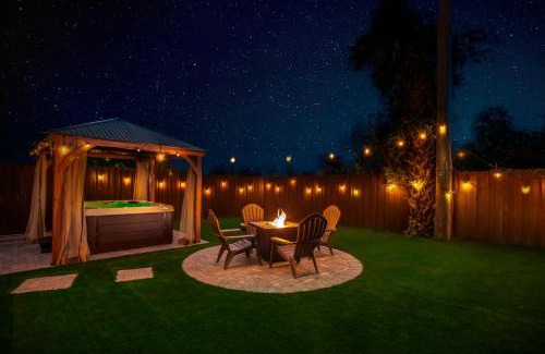 Central Naples Casa | Brick Enclave with Mini Golf & SPA, 5mins to beach
