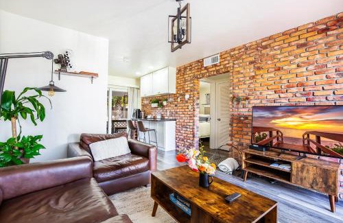 Central Naples Casa | Brick Enclave with Mini Golf & SPA, 5mins to beach