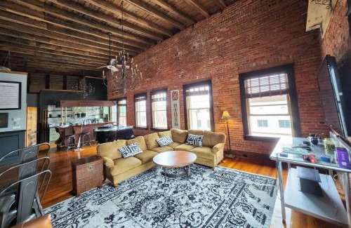 Brevard Apartamento | Brick Loft Penthouse on Main