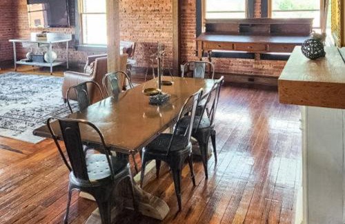 Brevard Apartamento | Brick Loft Penthouse on Main