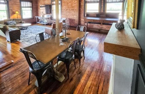 Brevard Apartamento | Brick Loft Penthouse on Main