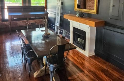 Brevard Apartamento | Brick Loft Penthouse on Main