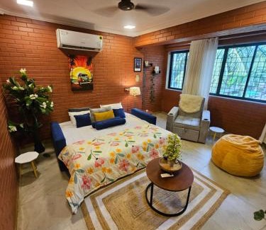 Santacruz West Apartamento | Brick Maison 1BHK with Free Parking, Juhu Bandra