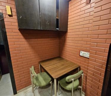 Santacruz West Apartamento | Brick Maison 1BHK with Free Parking, Juhu Bandra