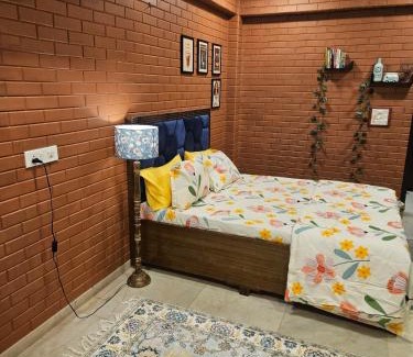 Santacruz West Apartamento | Brick Maison 1BHK with Free Parking, Juhu Bandra