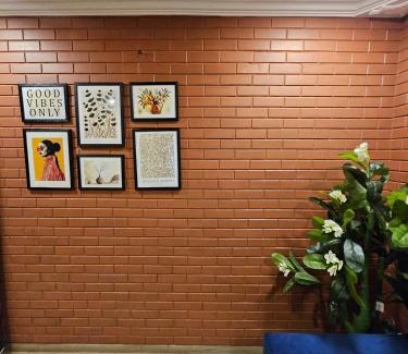 Santacruz West Apartamento | Brick Maison 1BHK with Free Parking, Juhu Bandra