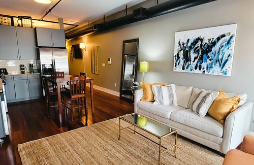 Historic District - North Apartamento | Brick on Broughton-**Spacious Downtown Loft near Plant Riverside**