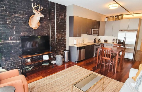 Historic District - North Apartamento | Brick on Broughton-**Spacious Downtown Loft near Plant Riverside**