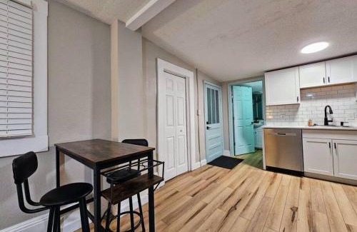 Bristol Apartamento | Brickhaven Studio, 1880's Detached Kitchen turned Studio!