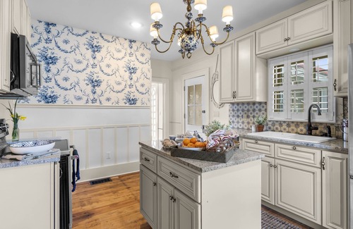 Cape Girardeau Casa | “Brickyard”-Recently Remodeled Dutch Colonial Revival in Downtown Cape Girardeau