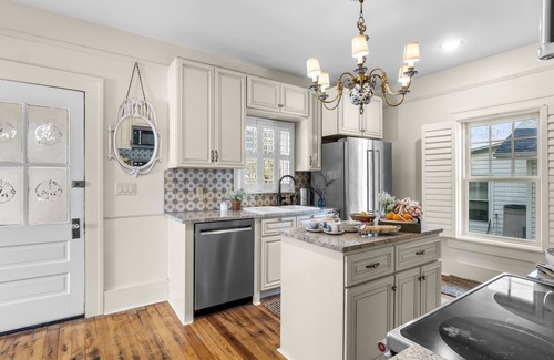 Cape Girardeau Casa | “Brickyard”-Recently Remodeled Dutch Colonial Revival in Downtown Cape Girardeau
