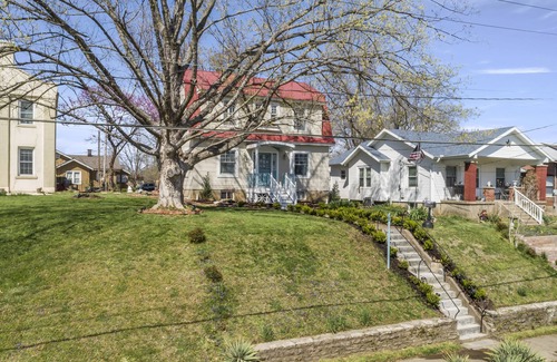 Cape Girardeau Casa | “Brickyard”-Recently Remodeled Dutch Colonial Revival in Downtown Cape Girardeau