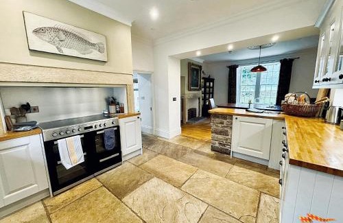 Haltwhistle Casa | Bridge End House - Country House & Private River Bank