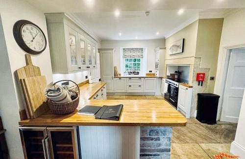 Haltwhistle Casa | Bridge End House - Country House & Private River Bank