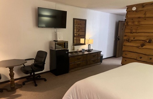 Tomahawk Cabina | Bridge Inn 1st Floor 1KingBed 1Recliner River View