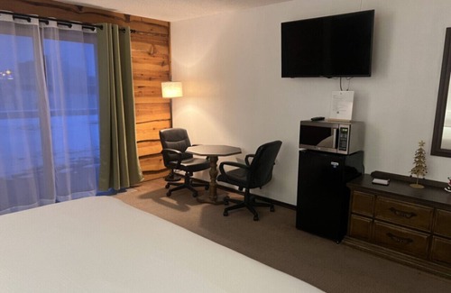 Tomahawk Cabina | Bridge Inn 1st Floor 1KingBed 1Recliner River View