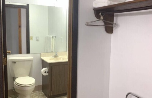 Tomahawk Cabina | Bridge Inn 1st Floor 1KingBed 1Recliner River View