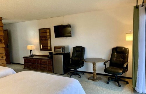 Tomahawk Cabina | Bridge Inn 2nd Floor 2 Queenbed Balcony River View