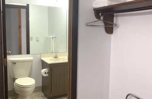 Tomahawk Cabina | Bridge Inn 2nd Floor 2 Queenbed Balcony River View