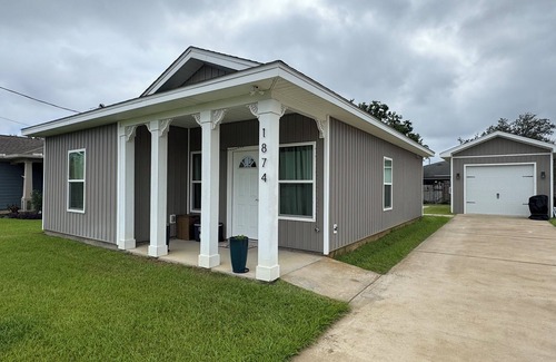 Navarre Casa | Bridge Side Bungalow 1.5mi from Nav Beach and the best restaurants/bars in town